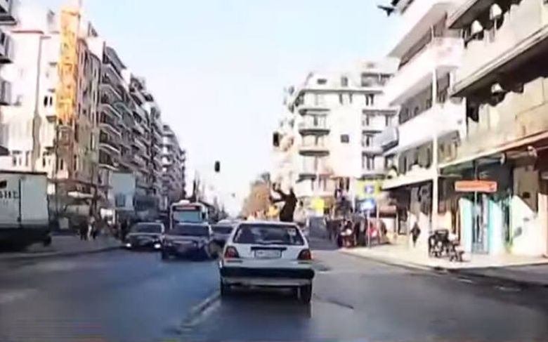Τρομακτικό βίντεο: ΙΧ σηκώνει στον αέρα πεζή στη Θεσσαλονίκη