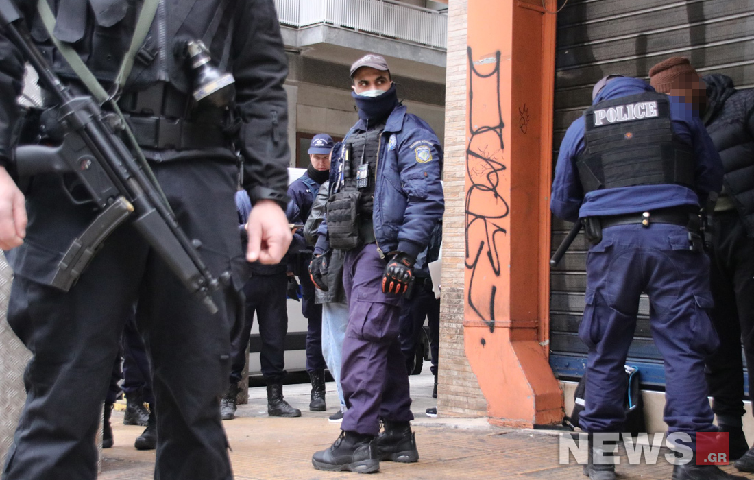 Φωτογραφίες από την μεγάλη αστυνομική επιχείρηση στη Μενάνδρου – Αναζητούν τον δολοφόνο του 27χρονου Αφγανού
