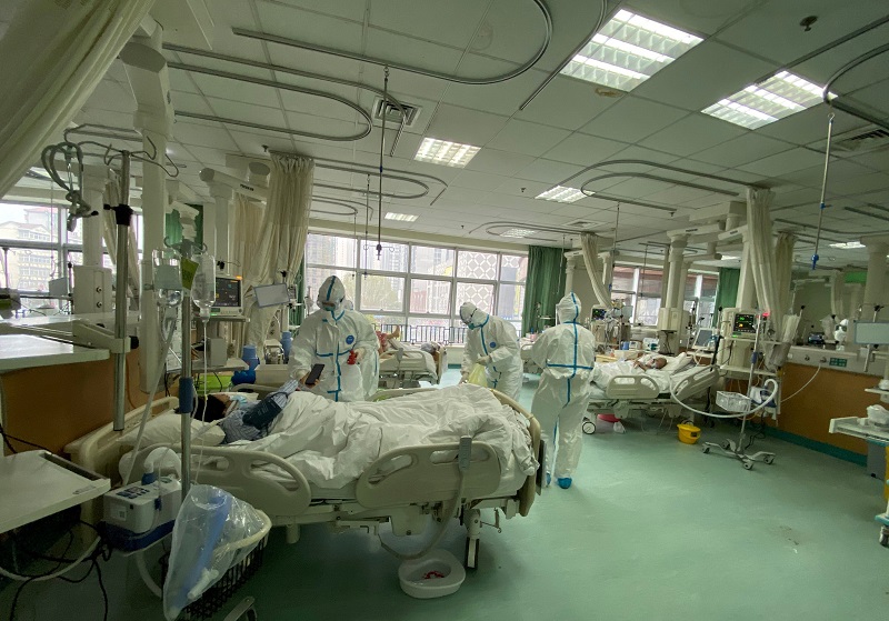 Κίνα: Ανάρρωσαν από τον κοροναϊό και πήραν εξιτήριο από το νοσοκομείο
