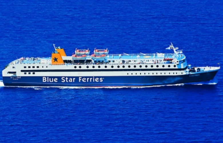 Περιπέτεια ανοιχτά της Ρόδου: Το Blue Star 2 δεν μπορεί να δέσει στο λιμάνι λόγω της κακοκαιρίας