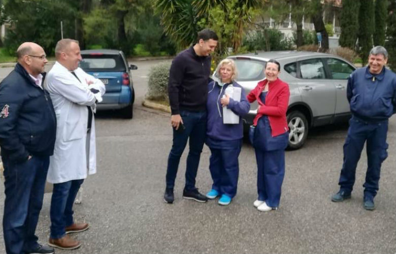 Τους δυο Έλληνες που επαναπατρίστηκαν από την Κίνα επισκέφθηκε ο Βασίλης Κικίλιας
