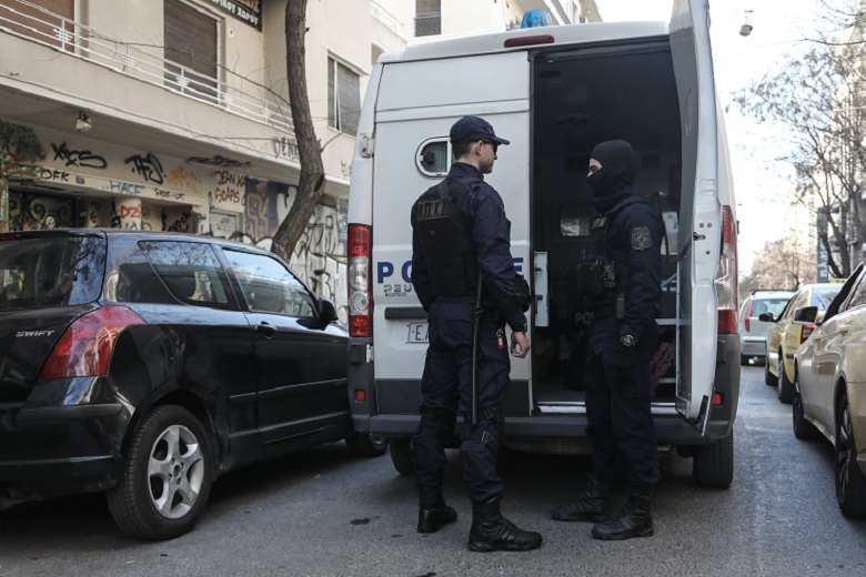 Επιχείρηση της Αστυνομίας στα Εξάρχεια με προσαγωγές ατόμων