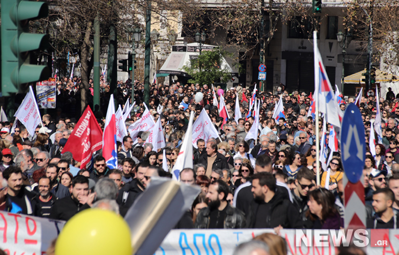 Σε εξέλιξη οι απεργιακές πορείες – Παραμένον κλειστοί οι δρόμοι