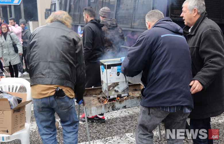 Με ψησταριές και σουβλάκια η διαμαρτυρία της ΠΟΕΔΗΝ μπροστά σε κλούβες των ΜΑΤ