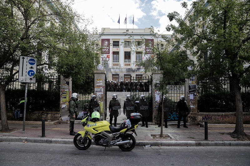 Ένταση με ομάδα νεαρών έξω από την ΑΣΟΕΕ