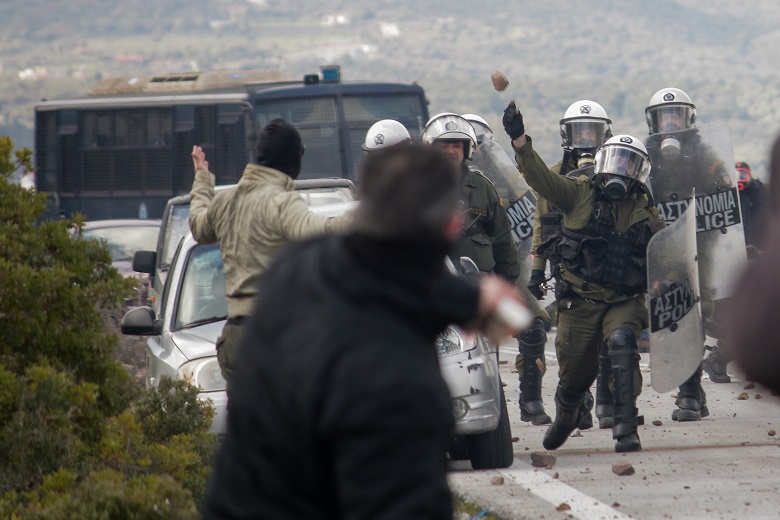Νέα επεισόδια στη Λέσβο: Κάτοικοι συγκρούονται με δυνάμεις της αστυνομίας