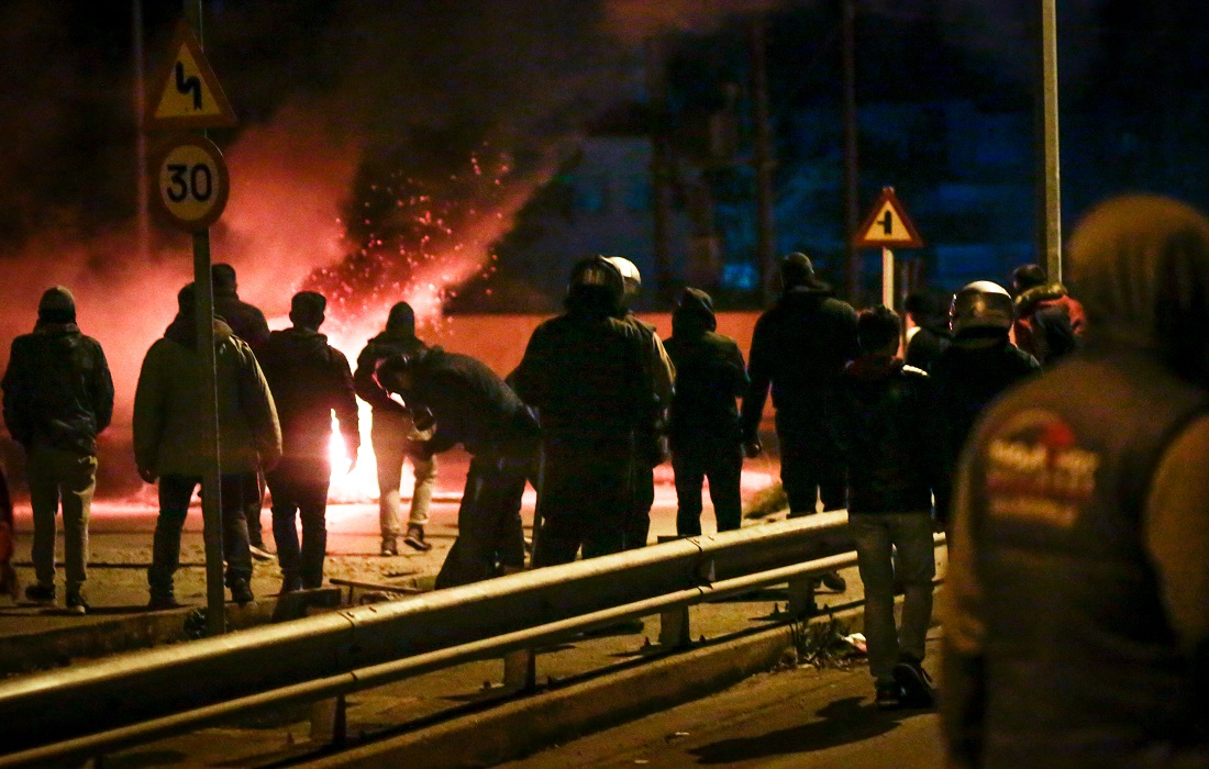 Ταραχές στη Λέσβο: Κάτοικοι έβαλαν φωτιές και πολιόρκησαν το στρατόπεδο των ΜΑΤ