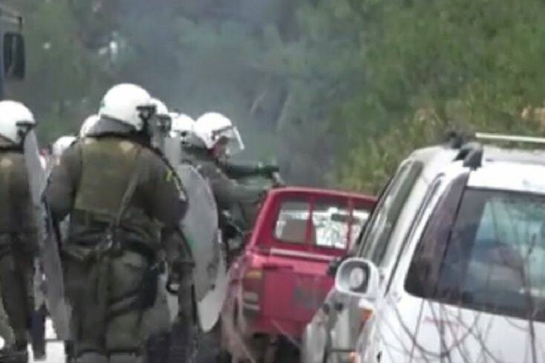 Βίντεο-ντοκουμέντο με άνδρες των ΜΑΤ να σπάνε αυτοκίνητο κατοίκου στη Λέσβο