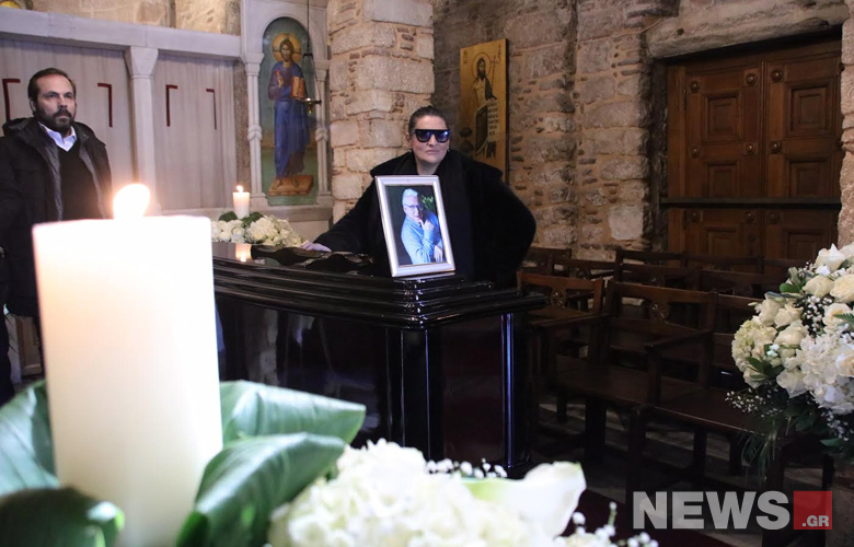 Στη Μητρόπολη Αθηνών οι κόρες του Κώστα Βουτσά – Δείτε τις φωτογραφίες