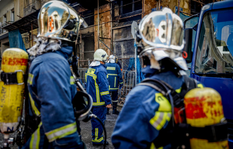 Μάχη με τις φλόγες δίνουν οι Πυροσβέστες για να σβήσουν τη φωτιά σε σπίτι στο κέντρο της Αθήνας
