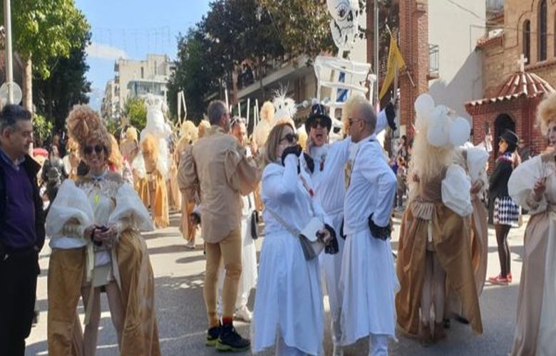 Πάτρα: 8.000 μέλη καρναβαλικών πληρωμάτων παρήλασαν παρά την απαγόρευση λόγω κοροναϊού