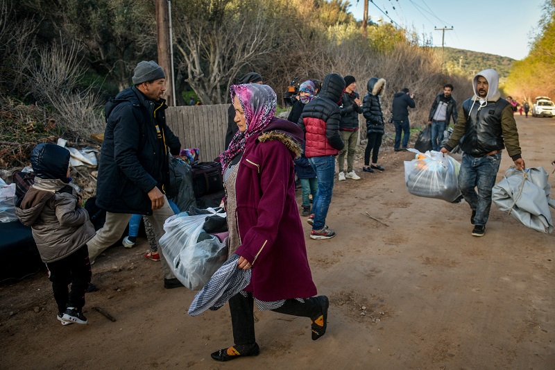 Αρματαγωγό στη Λέσβο για τη φιλοξενία οικογενειών προσφύγων