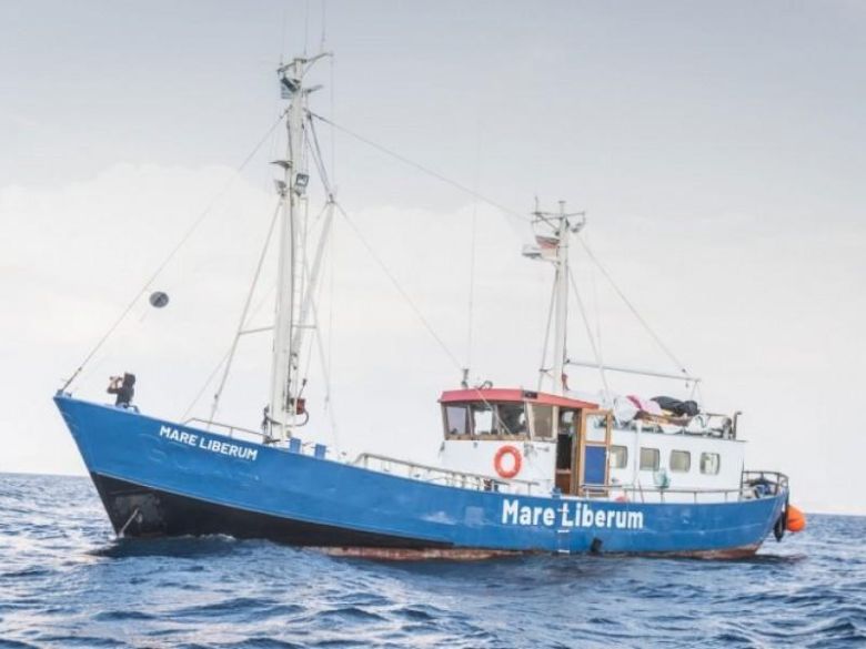 Κάτοικοι δεν επέτρεψαν στο πλοίο «Mare Liberum» να δέσει στη Μυτιλήνη