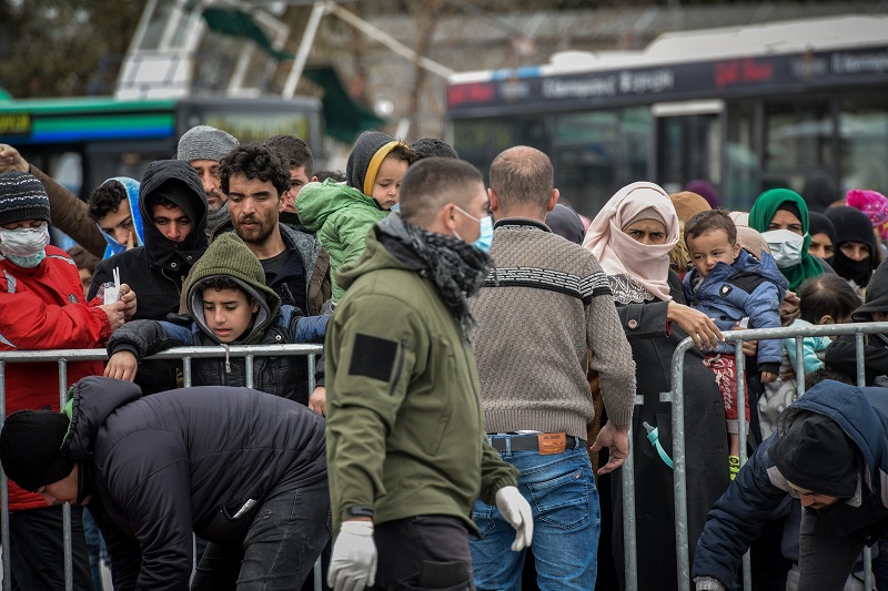 Την αποχώρηση 2.000 προσφύγων από τα νησιά ανακοίνωσε ο Νότης Μηταράκης