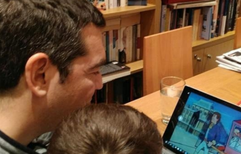 Ο Αλέξης Τσίπρας μένει σπίτι και παίζει με τον γιο του για να προφυλαχθεί από τον κοροναϊό