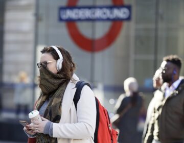 Κορονοϊός: Προειδοποιεί ο Βρετανός υπ. Υγείας για αυστηρότερα μέτρα