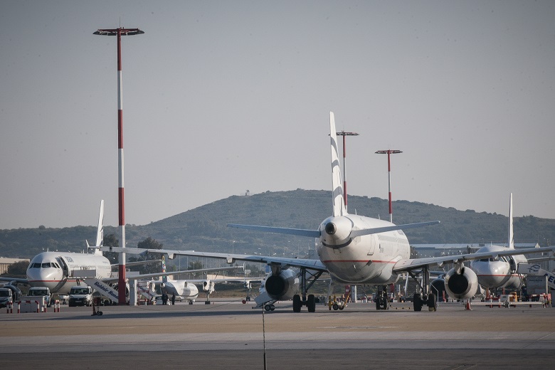 Μαζικά επιστρέφουν Έλληνες από το εξωτερικό με έκτακτες πτήσεις