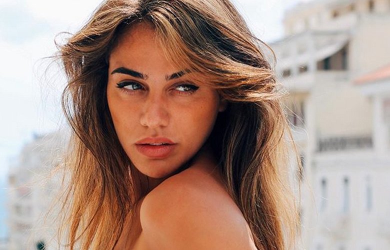 Η Κόνι Μεταξά φωτογραφίζεται με σέξι εσώρουχα και αναστατώνει