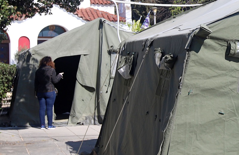 Κοροναϊός: Στήθηκαν στρατιωτικές σκηνές σε νοσοκομείο της Θεσσαλονίκης