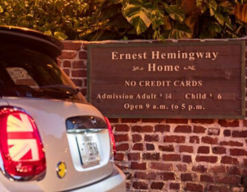 Με ηλεκτρικό Mini στα βήματα του Hemingway