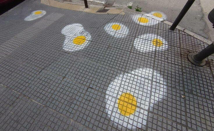 Ο λόγος που γέμισαν…τηγανητά αβγά τα πεζοδρόμια της Θεσσαλονίκης