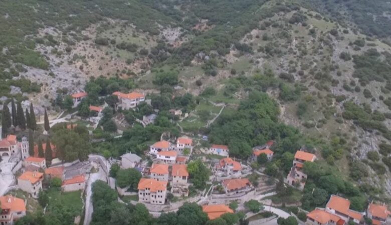 Χιονοχώρι: Το πέτρινο ελληνικό χωριό που τα σπίτια μοιάζουν να κρέμονται στην πλαγιά