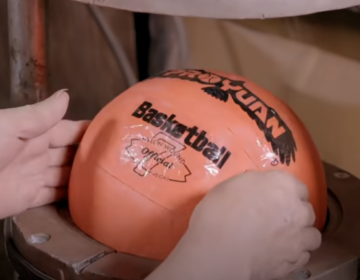 Καρέ καρέ ο παράξενος τρόπος που φτιάχνεται μια μπάλα μπάσκετ