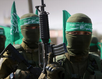 Η Χαμάς λέει πως εξετάζει με «θετικό πνεύμα» την πρόταση για την κατάπαυση του πυρός με το Ισραήλ στη Λωρίδα της Γάζας