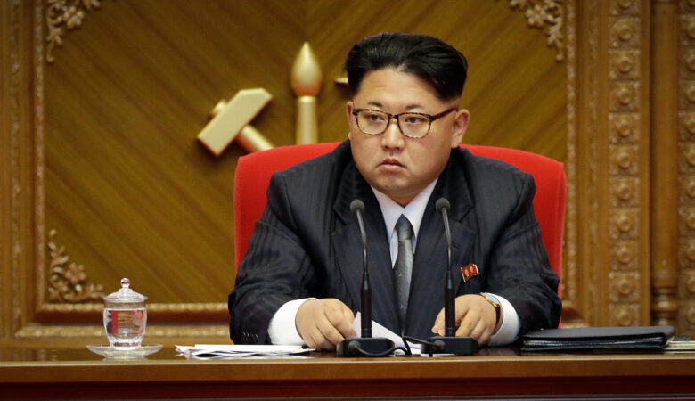 Βόρεια Κορέα: Ο Κιμ Γιονγκ Ουν διατάσσει τις ένοπλες δυνάμεις να επιταχύνουν τις πολεμικές προετοιμασίες