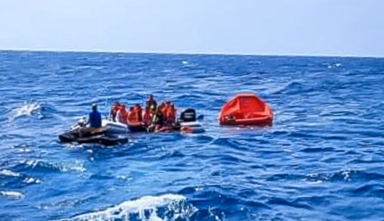 Μήλος: Εικόνες από την διάσωση των 18 ναυαγών της θαλαμηγού που βυθίστηκε