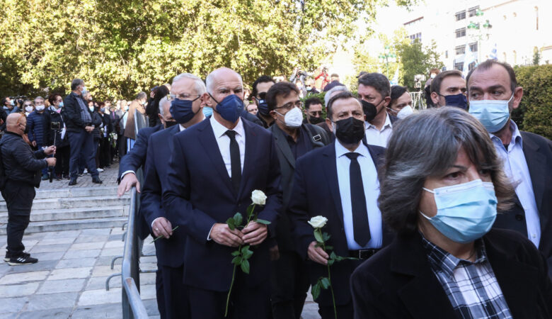 Φώφη Γεννηματά: Με λευκά τριαντάφυλλα οι βουλευτές του ΚΙΝΑΛ στη Μητρόπολη