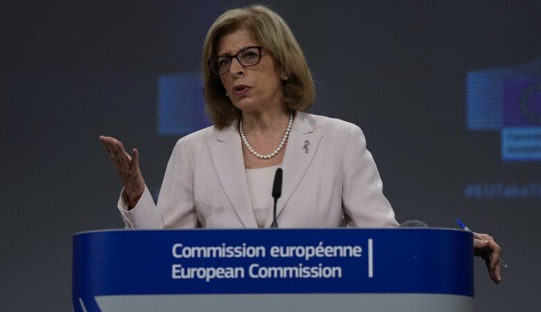 Κορονοϊός: Η Κομισιόν θα αναθεωρήσει τις συστάσεις της για τα ταξίδια στην ΕΕ