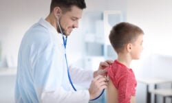 Η Covid-19 μπορεί να επιδεινώσει το παιδικό άσθμα