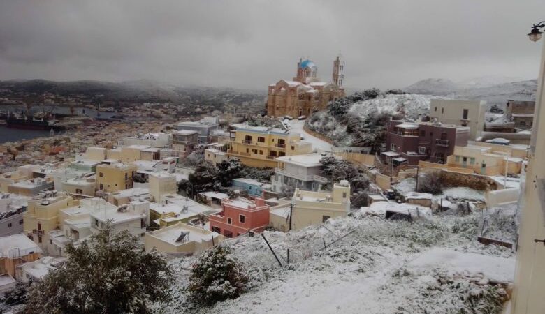Κακοκαιρία Ελπίδα: Έντονη χιονόπτωση και στην Σύρο – Τα πρώτα προβλήματα