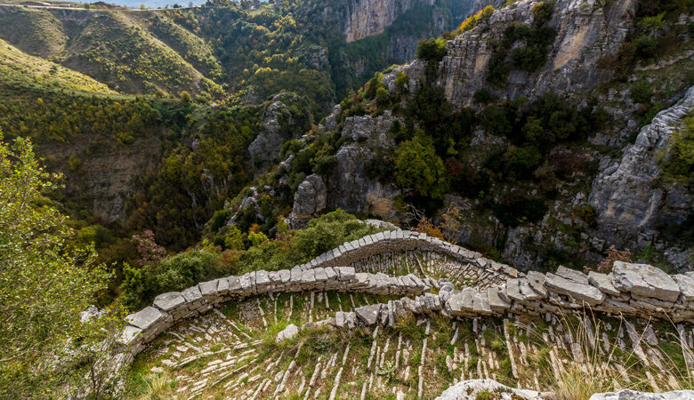 Σκάλα Βραδέτου: Πού βρίσκεται η πιο εντυπωσιακή και παράξενη πέτρινη σκάλα της Ελλάδας