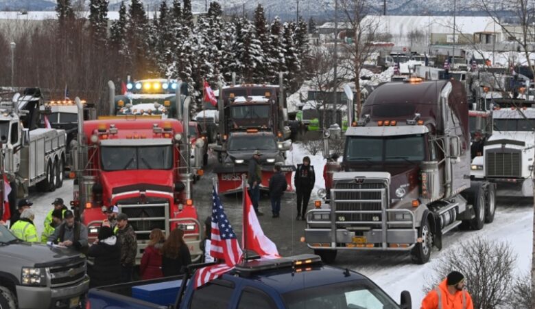Καναδάς: Οργισμένοι οδηγοί φορτηγών απέκλεισαν το πιο πολυσύχναστο πέρασμα προς τις ΗΠΑ