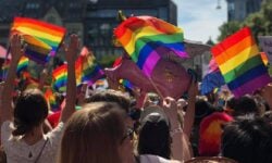 Τα άτομα που ανήκουν στην κοινότητα ΛΟΑΤΚΙ+ στην ΕΕ αντιμετωπίζουν λιγότερες διακρίσεις, αλλά περισσότερη βία