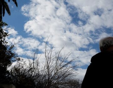 Καιρός: Λίγες νεφώσεις παροδικά αυξημένες με τοπικές βροχές – Πού θα είναι πιο έντονα τα φαινόμενα