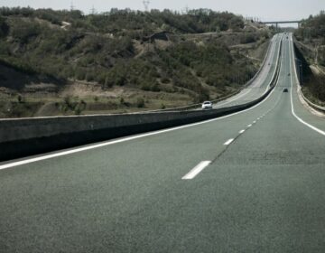 Συνελήφθη ηλικιωμένος που κινήθηκε για 10 χλμ. ανάποδα στην Εγνατία Οδό, προκαλώντας τροχαίο με τραυματισμό