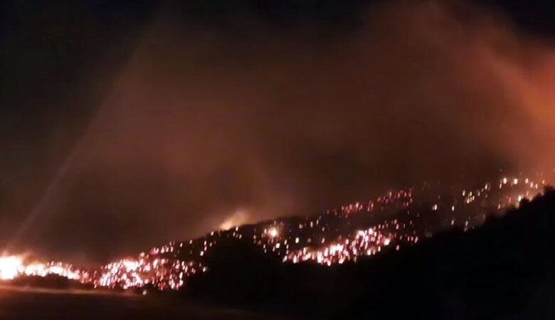 Φωτιά στη Σάμο: Ολονύχτια μάχη με τις φλόγες – Εκκενώθηκαν οικισμοί, απειλήθηκαν σπίτια – Δύο νεκροί από πτώση ελικοπτέρου
