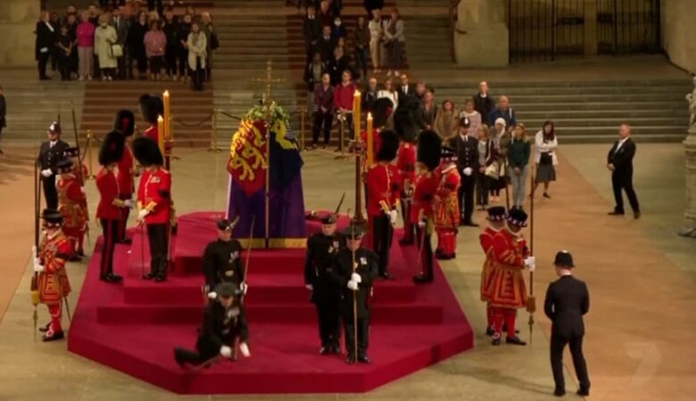 Βασίλισσα Ελισάβετ: Το απρόοπτο με φρουρό που λιποθύμησε δίπλα στο φέρετρο