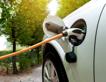 Η ΕΕ αποφάσισε να επιβάλει επιπλέον δασμούς στις εισαγωγές κινεζικών ηλεκτρικών αυτοκινήτων