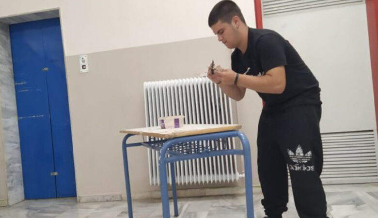 Mαθητής του ΕΠΑΛ Τυρνάβου στα διαλείμματα επισκευάζει τα θρανία και έγινε viral