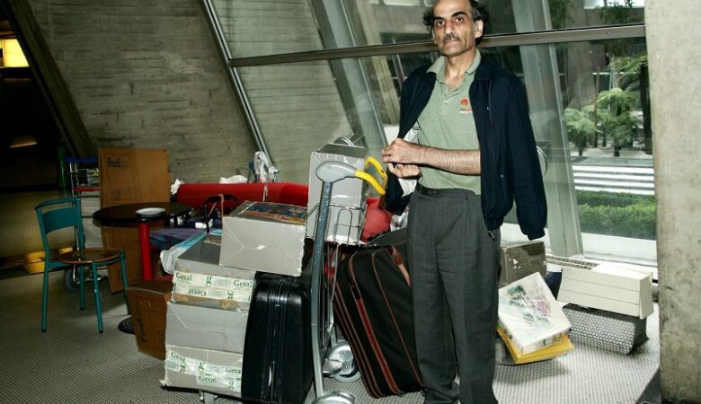 Πέθανε στο αεροδρόμιο «Σαρλ Ντε Γκολ» ο Ιρανός πρόσφυγας που ενέπνευσε την ταινία «The Terminal»
