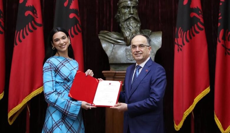 Dua Lipa: Η τραγουδίστρια έλαβε την αλβανική υπηκοότητα επειδή «έκανε διάσημους τους Αλβανούς σε όλο τον κόσμο»