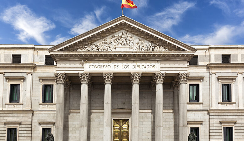 Ισπανία: Για δύο χρόνια παρατείνεται ο μηχανισμός κρατικού ελέγχου επί των ξένων επενδύσεων