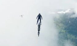 Τομ Κρουζ: Έκανε το «μεγαλύτερο stunt στην ιστορία του σινεμά» – Δείτε βίντεο όπου πηδάει στο κενό με μοτοσικλέτα