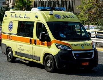 Σοβαρός τραυματισμός 24χρονου που έπεσε σε μηχάνημα αμμοβολής στο Βόλο και εγκλωβίστηκαν τα πόδια του