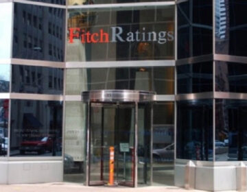 Fitch: Εύσημα στην Ελλάδα για τα στοχευμένα μέτρα στήριξης νοικοκυριών και επιχειρήσεων λόγω του αυξημένου ενεργειακού κόστους
