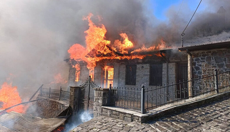 Φωτιά στη Βωβούσα Ιωαννίνων: Κάηκαν εργαστήριο ξυλείας και δύο σπίτια